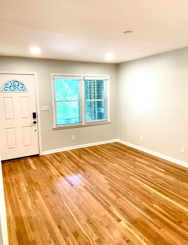 Entry/ Open Living Room - 1118 Arlington Pkwy NE