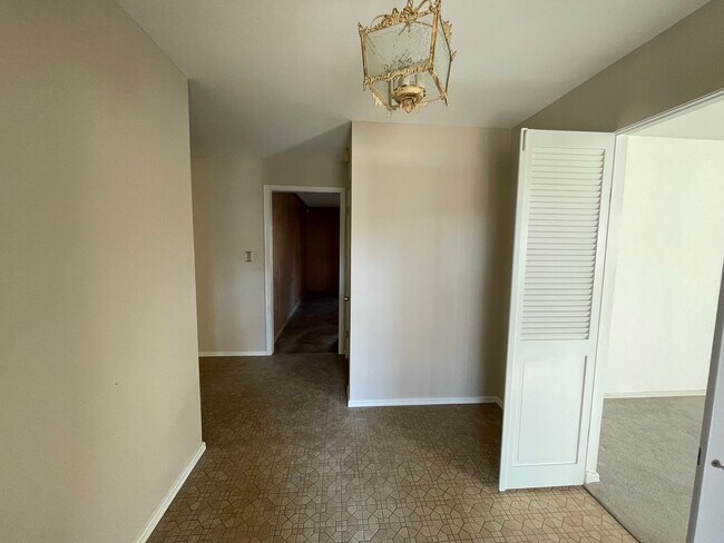 Foto del edificio - 3 bedroom, 2 bath, 2 living areas, 2 car garage Ranch style home nestled on a corner lot