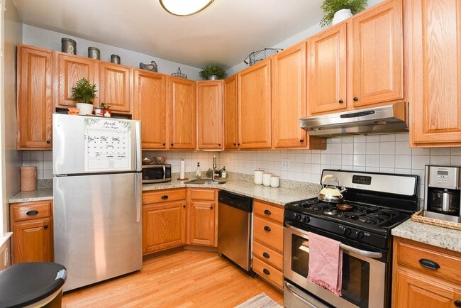 Building Photo - 3161 N Pine Grove Ave