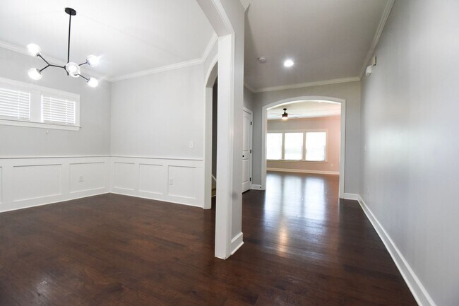 Building Photo - Three Story 5 Bedroom 3.5 Bath in Anderson...
