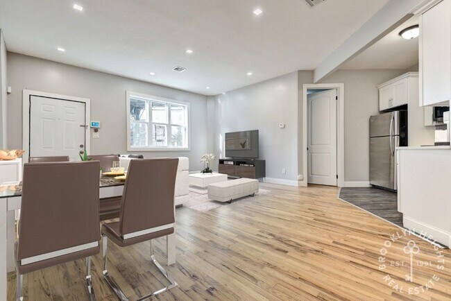 Building Photo - Renovated 3BR 1 Bath with W/D in unit - Du...