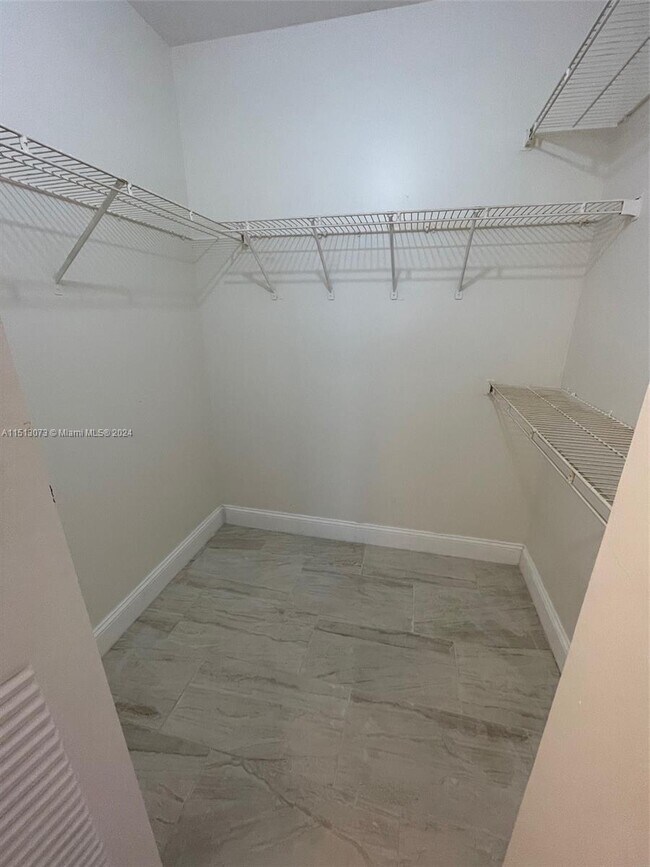 Foto del edificio - 9701 Westview Dr