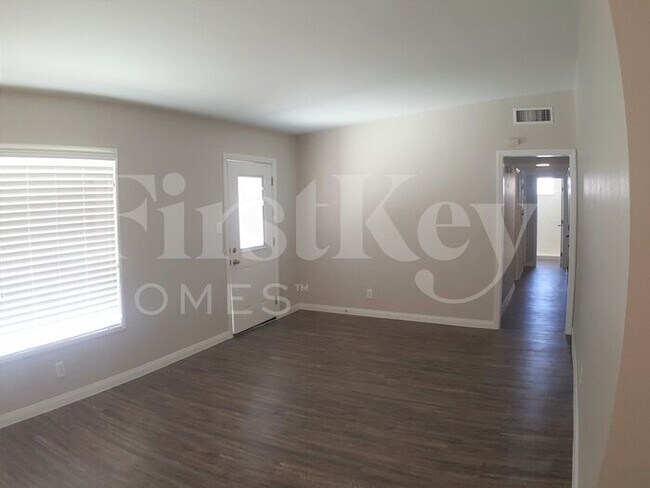 Foto del edificio - 2317 Hassett Ave