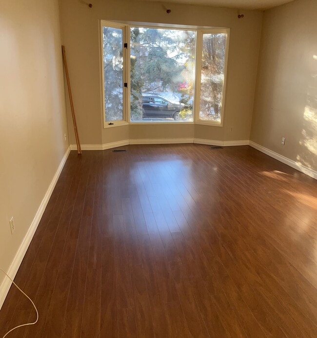 Building Photo - 3 Bed 3 Bath Unit in Red Deer, AB