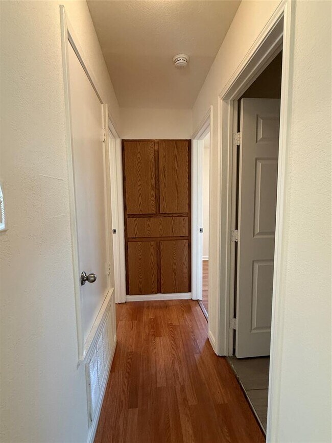 Building Photo - 314 Raintree Dr