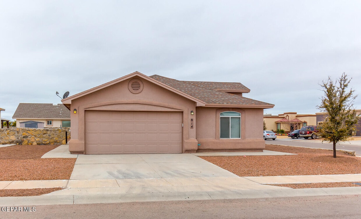 Primary Photo - 814 Desert Silver Dr