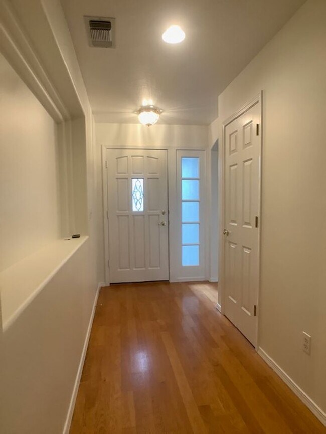 Foto del edificio - Three bedroom home in gated Alder Creek Community! | Available December