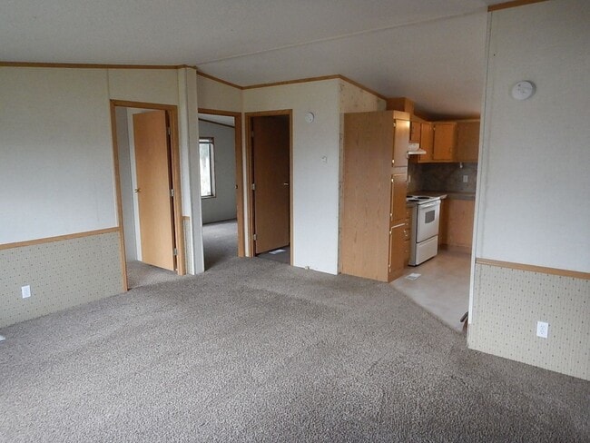 Building Photo - Manufactured Home on Large Lot with Mounta...