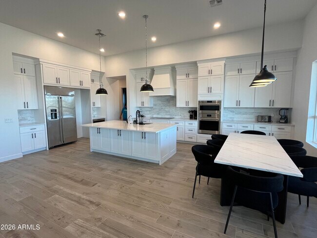 Foto del edificio - 20255 W.Highland Ave