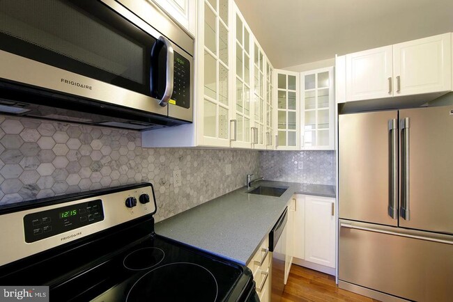 Building Photo - 335 W Girard Ave