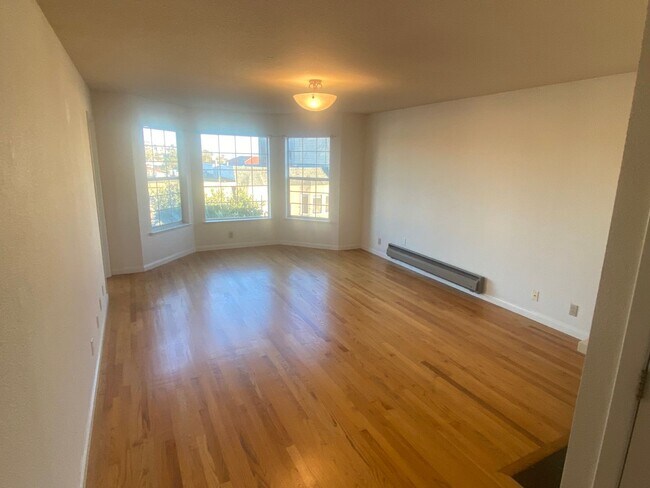 Foto del edificio - Epic Real Estate & Asso. Inc. - Beautiful, Spacious & Sunny 2 br/2ba Condo Available in Mission -...