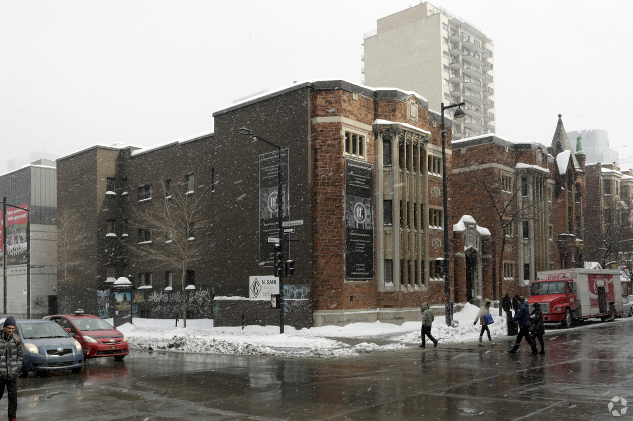 Primary Photo - Bishop Court Apartments