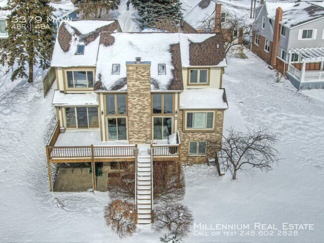 Building Photo - Lakefront colonial on Lake Oakland!