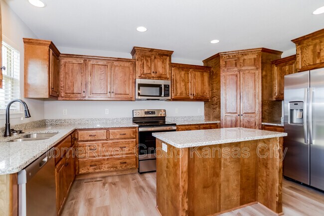 Building Photo - 900 SW Chickadee Dr