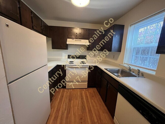 Building Photo - 2 Bedroom Townhouse in West York