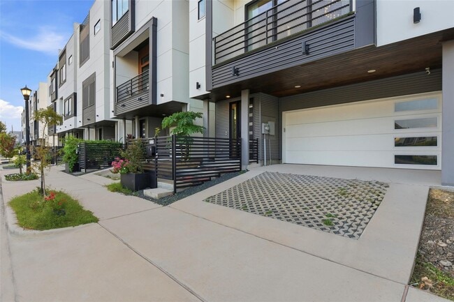 Building Photo - 529 Memorial Heights Dr