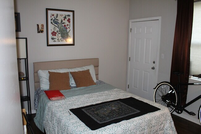 guest room - 946 W Fry St