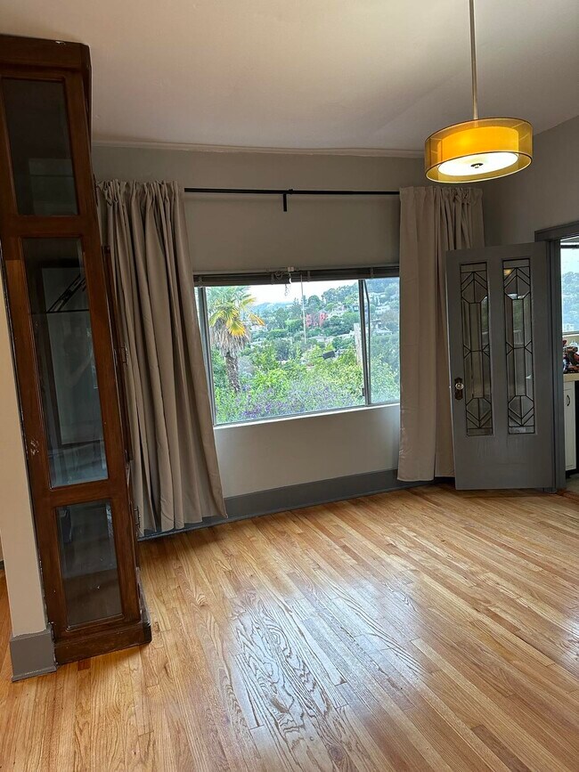 Foto del edificio - 1649 Angelus Ave