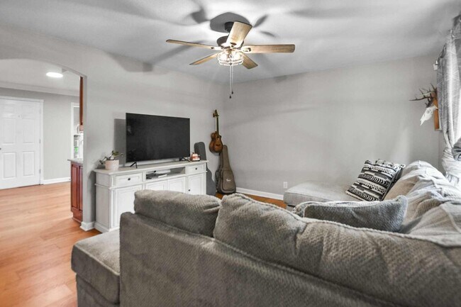 Building Photo - Pet Friendly Three Bedroom!
