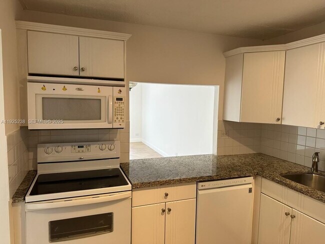 Foto del edificio - 8101 SW 72nd Ave