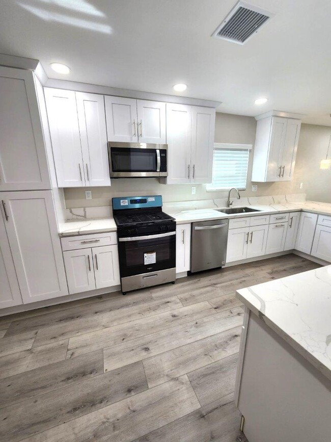 Kitchen and Appliances - 2541 Walnut St