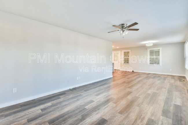 Building Photo - 379 Valley Dr