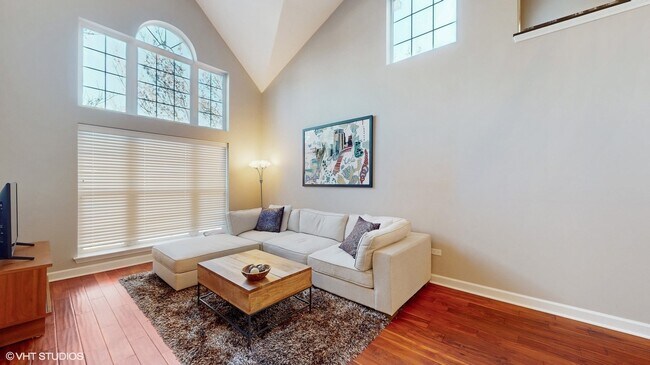 Building Photo - 526 S Commons Ct