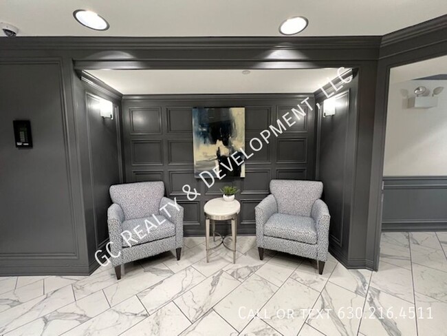 Building Photo - ***FOUNTAIN SQUARE CONDO / 2 BDRM - 1.5 BT...