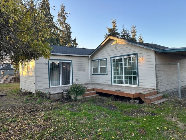 Building Photo - Updated 2 bedroom, 1 bath house in Springfield!