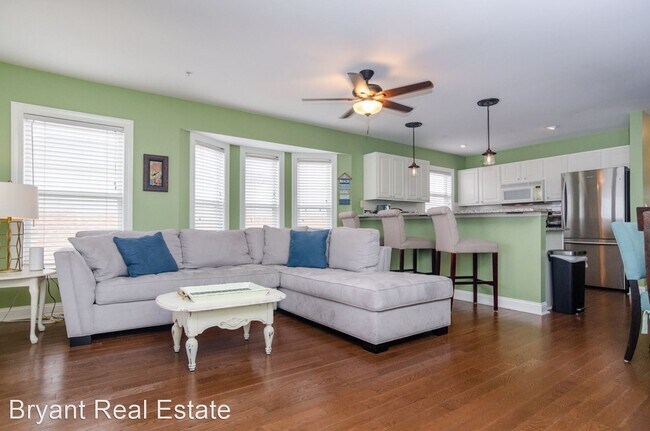 Building Photo - 3 br, 2.5 bath House - 1711-C Carolina Bea...