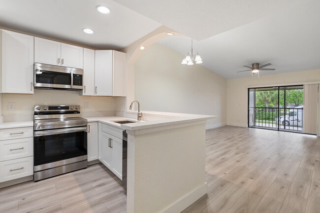 Building Photo - 6585 Somerset Dr