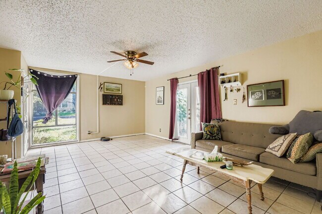 Building Photo - 1423 Westmoor Dr