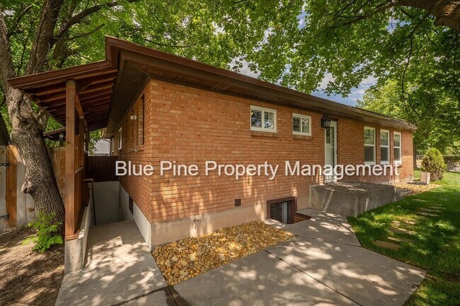 Building Photo - 1170 Saint Clair Rd