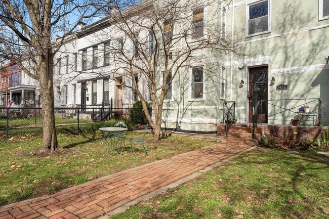 Building Photo - Two Level Two Bedroom in Hill East
