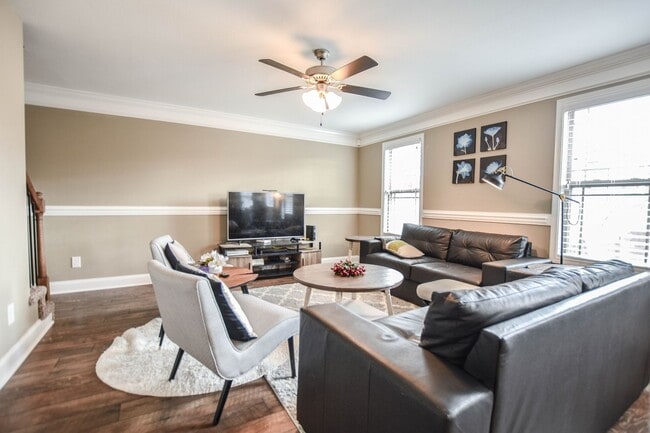Building Photo - Three Bedroom in Magnolia Place!