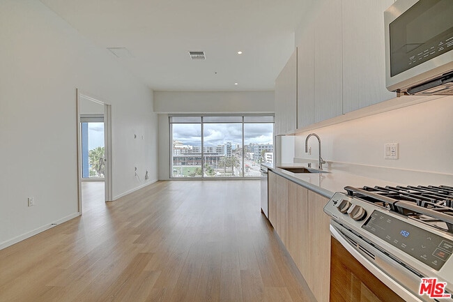 Foto del edificio - 200 W Ocean Blvd