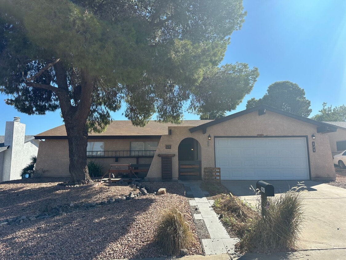 Primary Photo - Single story home in classic ranch style.