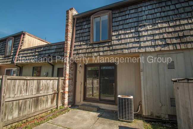 Building Photo - 1651 Mentor Ave