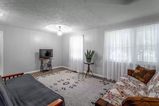 Building Photo - Amazing 2bed/1bath