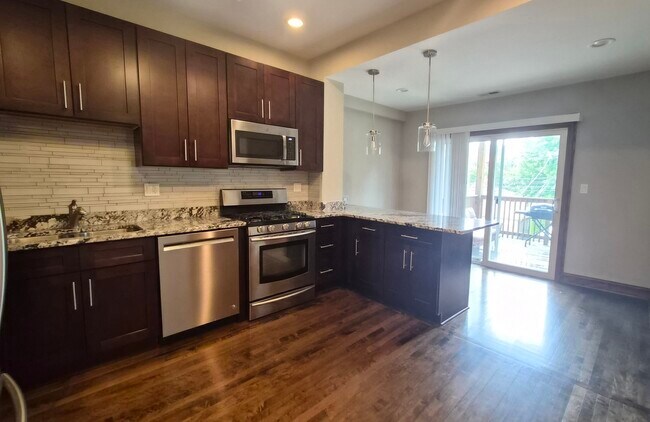 Foto del edificio - 3238 N Hamlin Ave