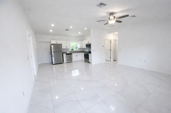 Building Photo - Beautiful 3 bedroom home Sw Lehigh Acres