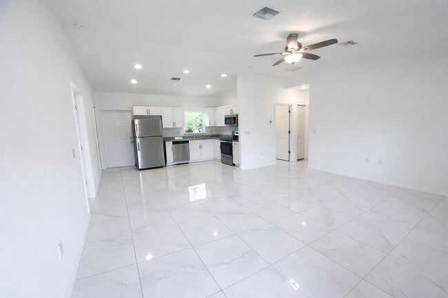 Foto del edificio - Beautiful 3 bedroom home Sw Lehigh Acres