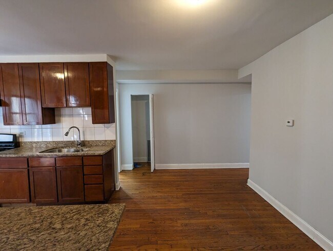 Foto del edificio - 5027 N Harding Ave