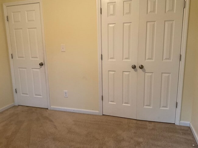 Foto del edificio - Charming 3 bedroom 2 bath home located in Maple Hill. Living room features a gas fireplace. Walk ...