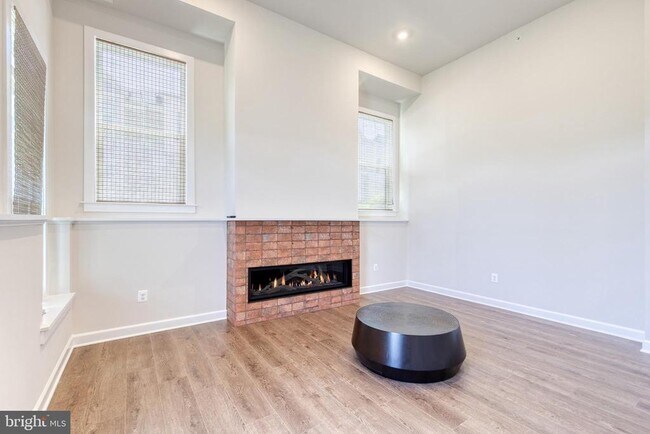 Foto del edificio - 200 Hickory Holw Ct