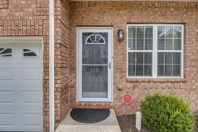 Building Photo - 2 BEDROOM 2 BATH TOWNHOME CLOSE TO DOWNTOWN