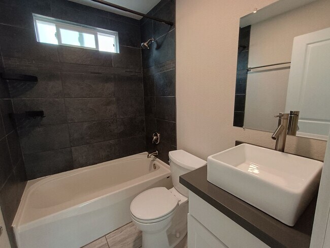 Building Photo - Charming Bremerton Home with Convenient Lo...