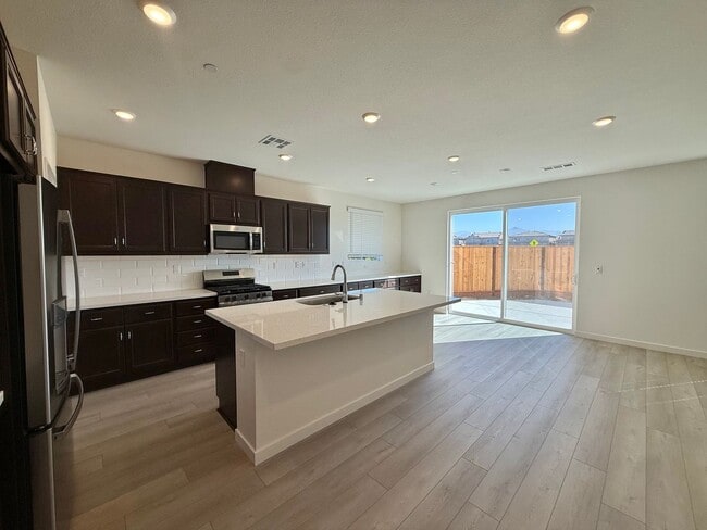 Foto del edificio - 211 Dogwood Ct