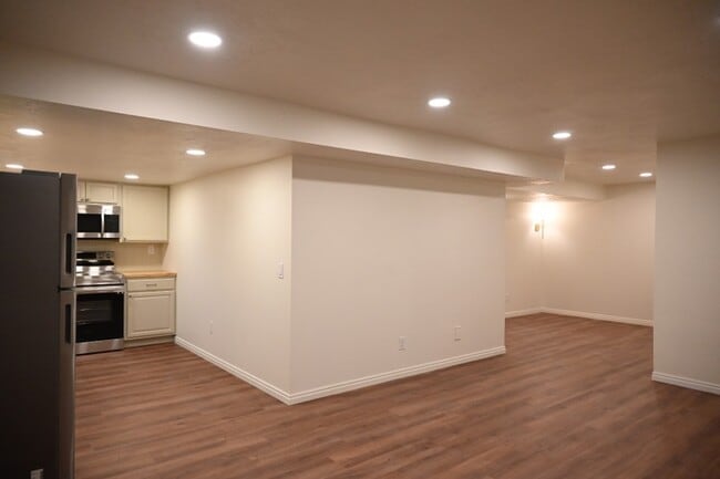 Building Photo - 1186 Beverly Way