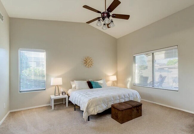 Foto del edificio - 13446 W Port Royale Ln